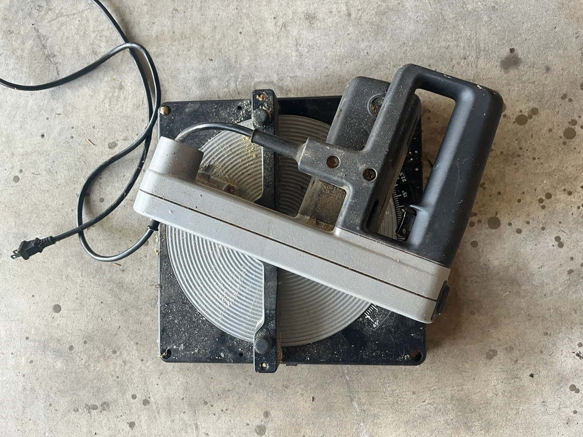 Black & Decker 209 mm Compound Mitre Saw - photo 2