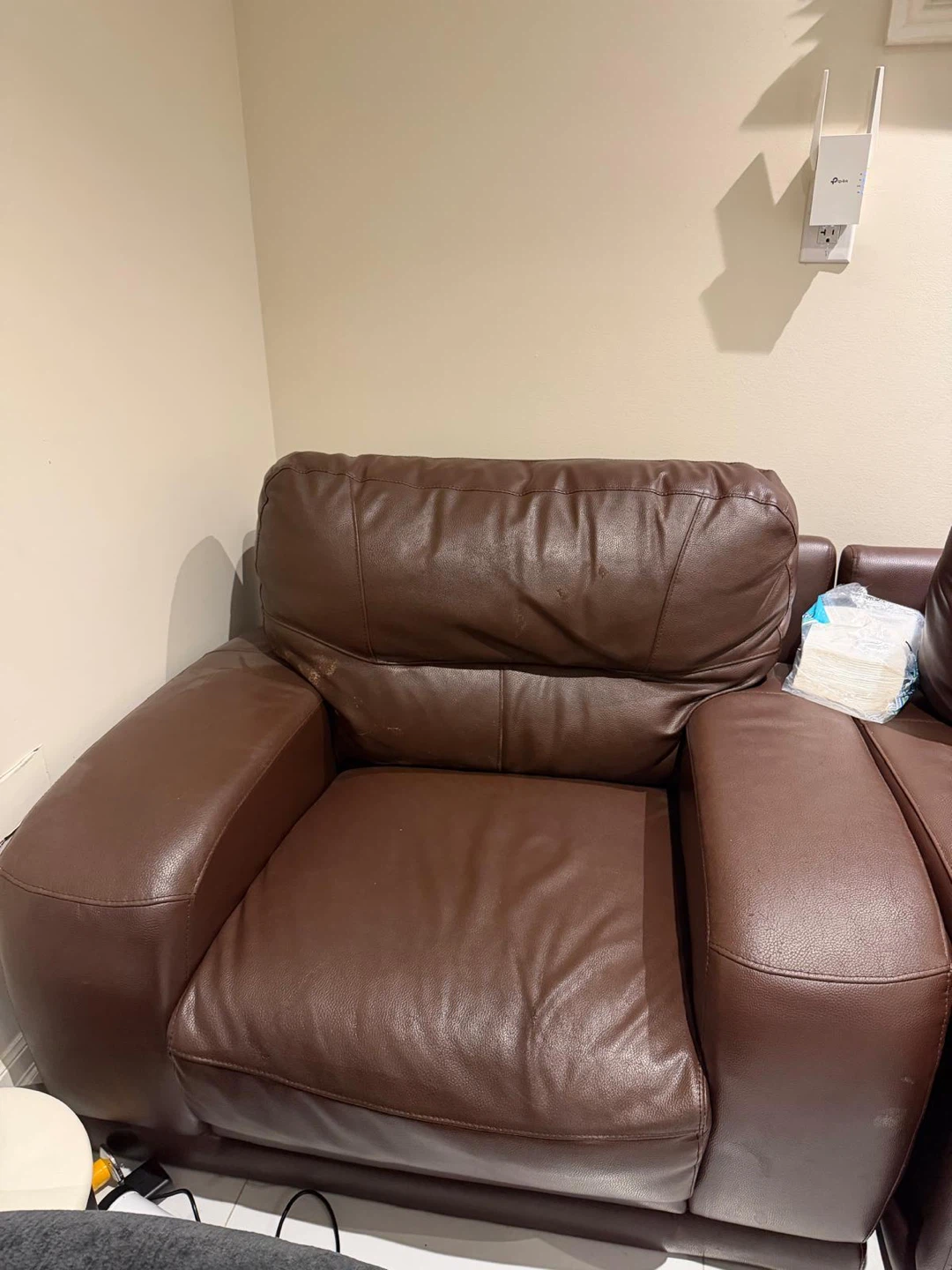 Dark brown leather loveseat - photo 4