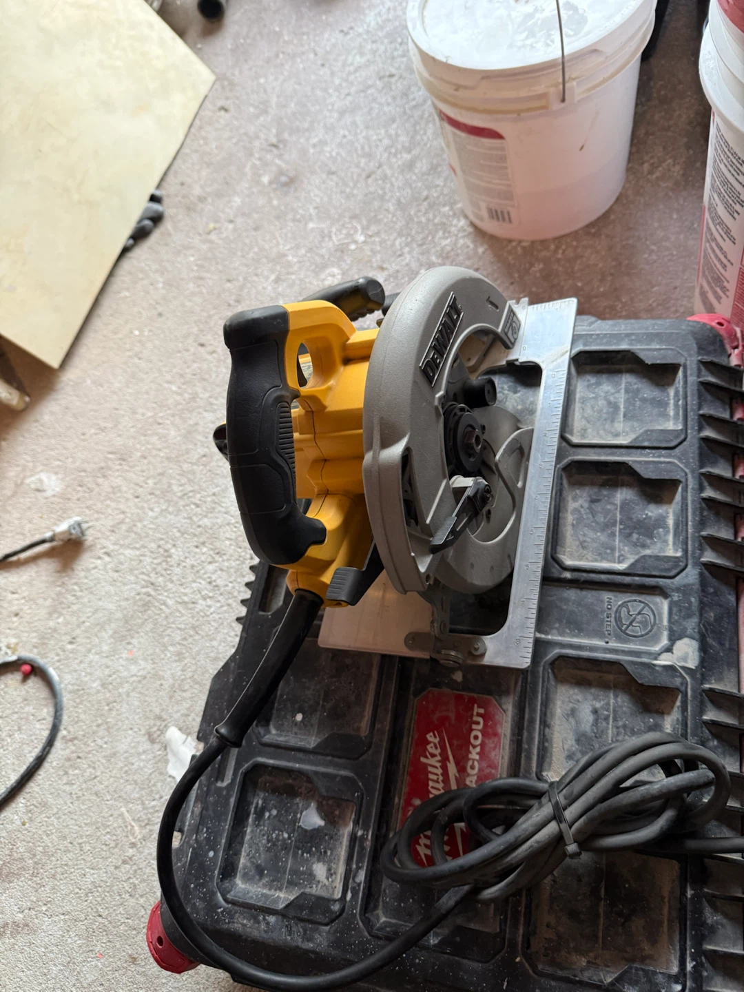 DeWalt DWE575SB 7-1/4 inch Circular Saw - photo 2