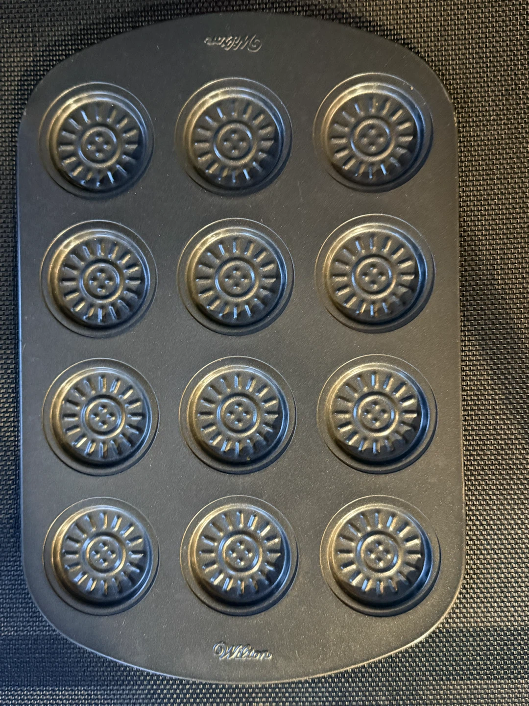 Wilton 12-Cavity Button Baking Pan - photo 2
