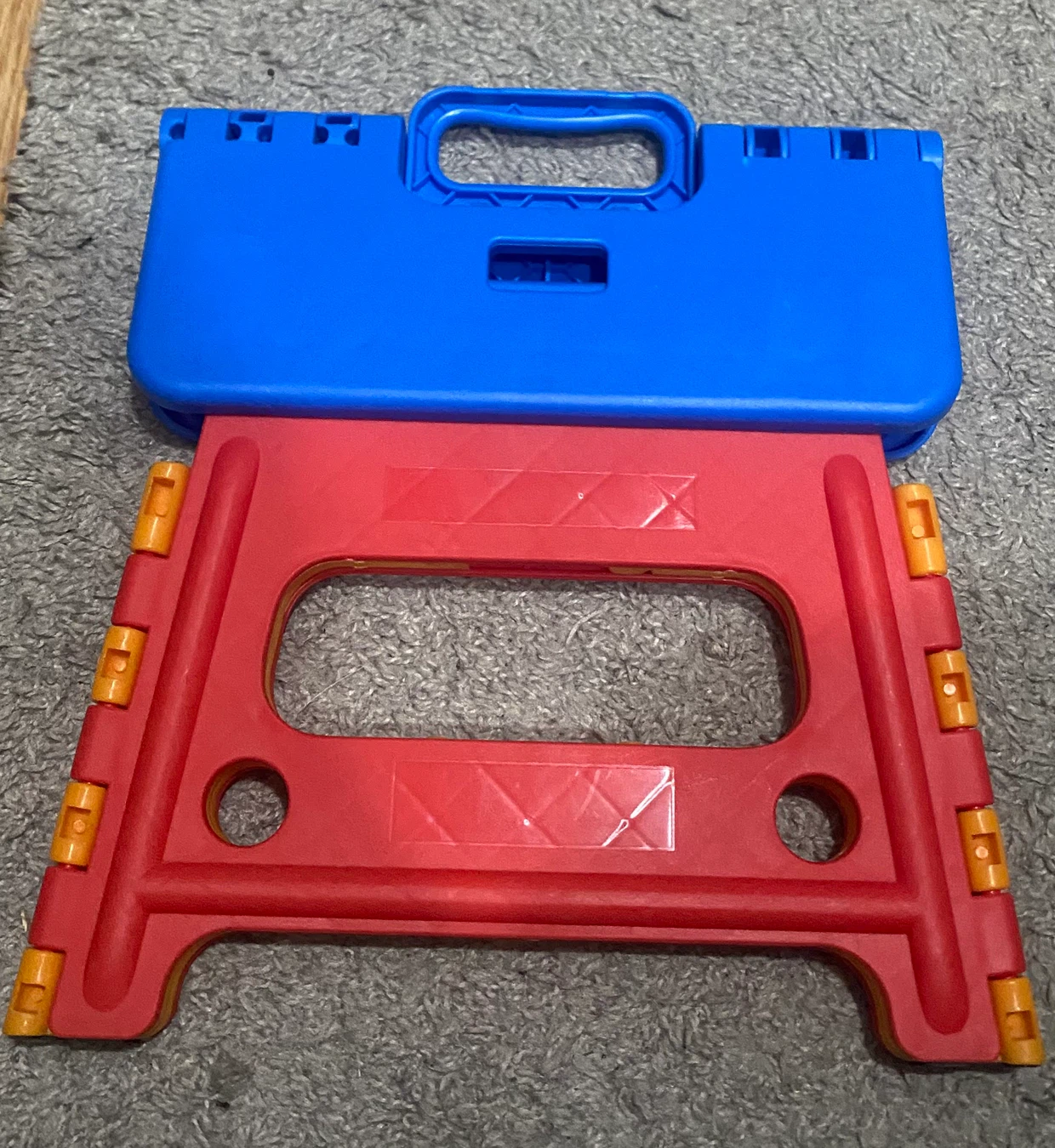 Folding step stool with safety lock