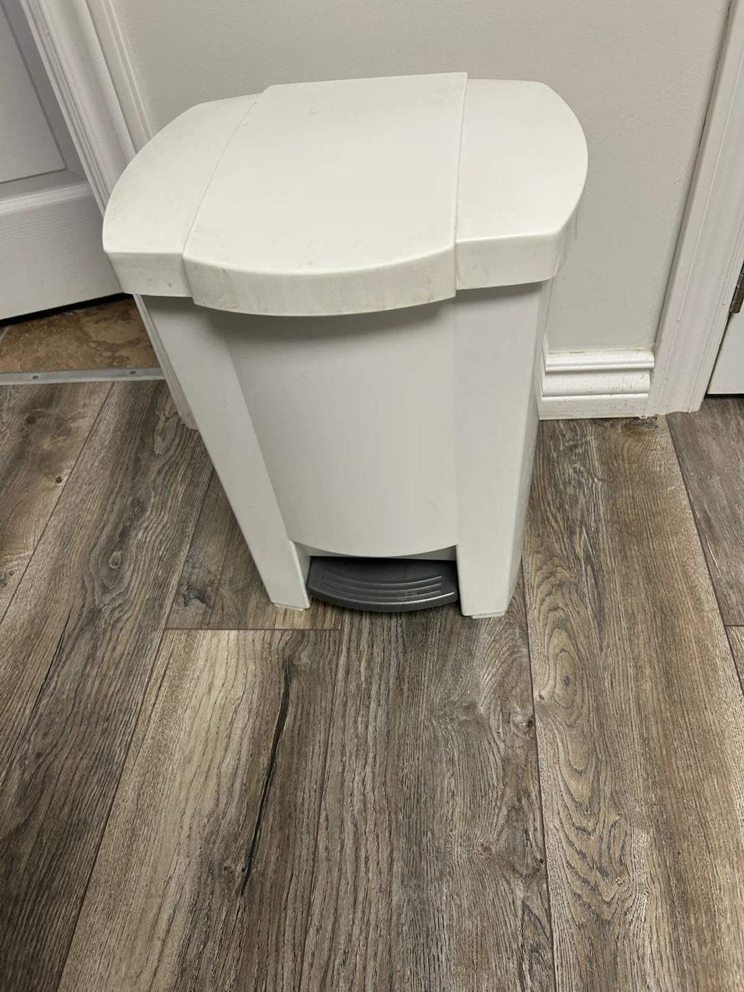 White Foot-Pedal Garbage Bin - photo 4