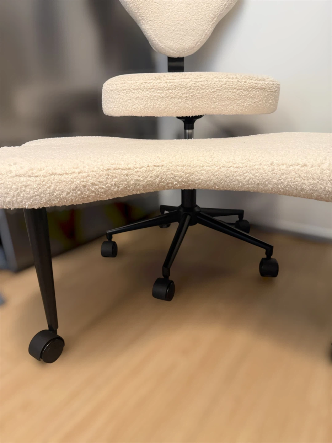 Cream teddy cross-legged swivel chair with footrest - photo 2