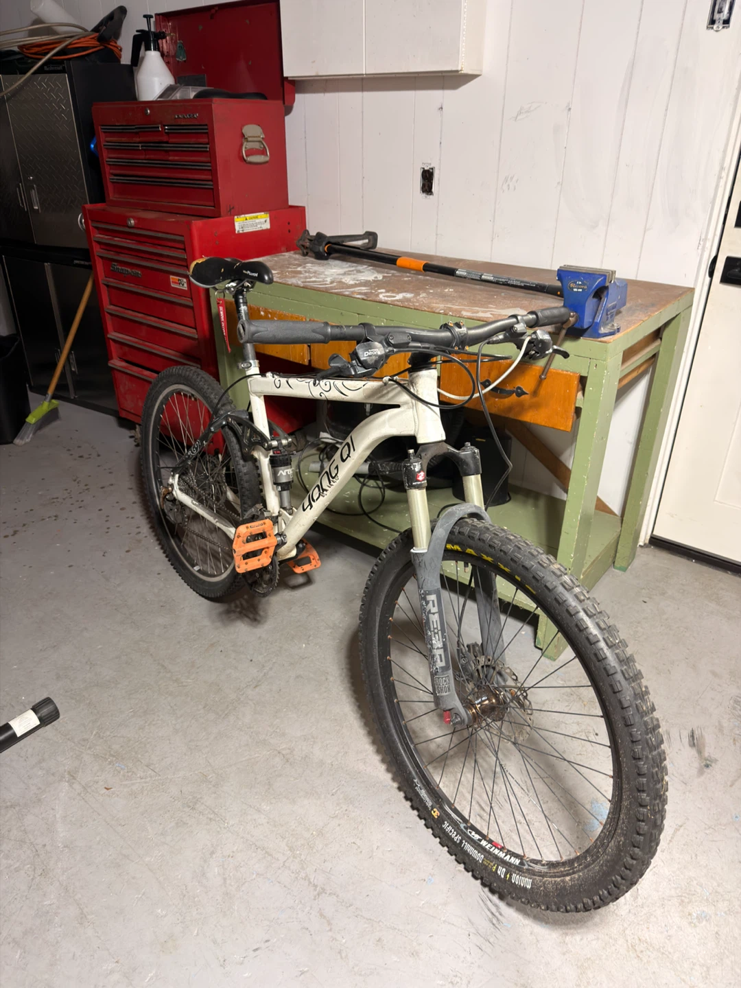 Dual suspension Mountain Bike