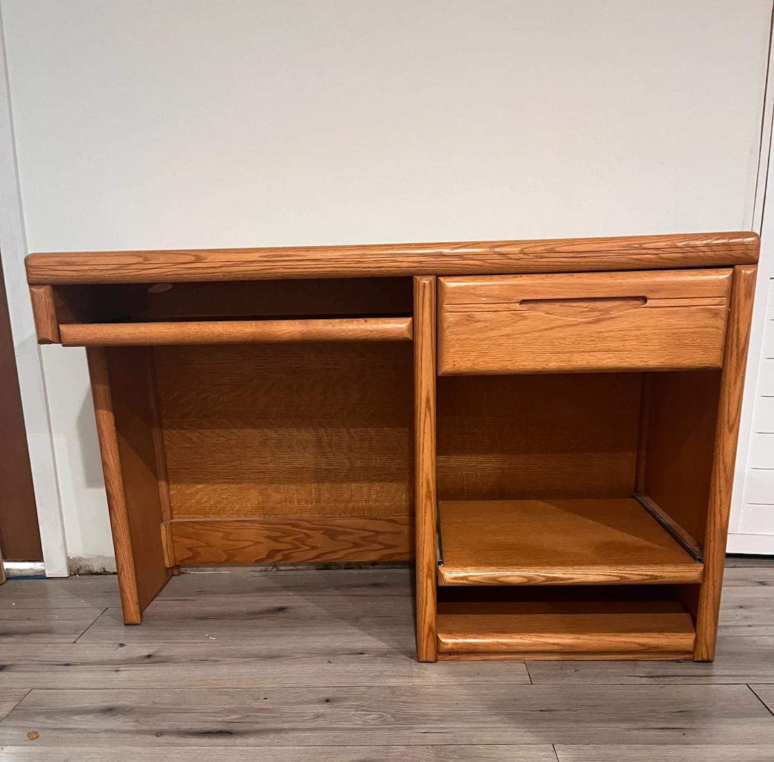 Wooden computer desk with pull-out keyboard tray - photo 5