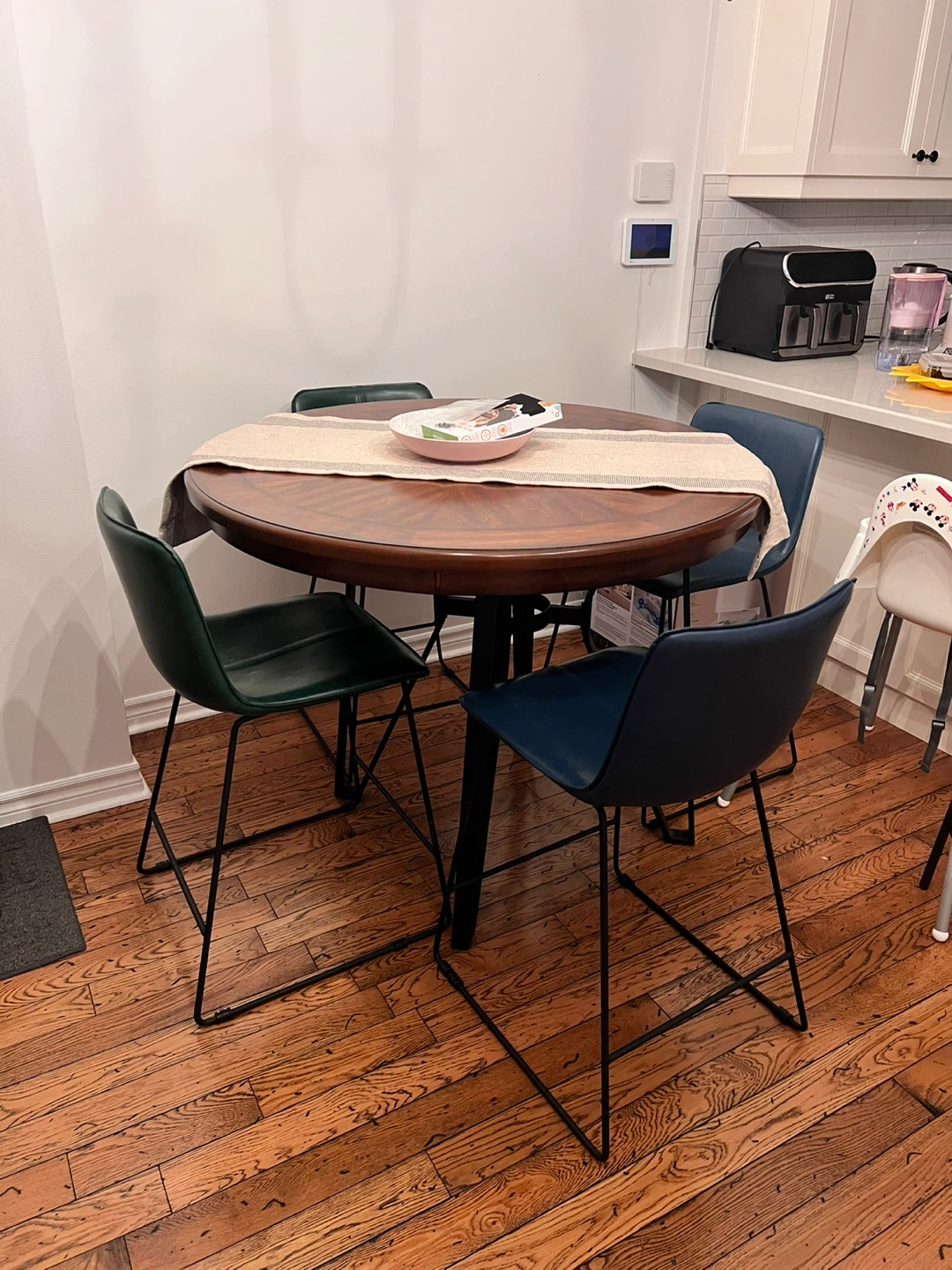 Leo Round Table and 4 Side Chairs