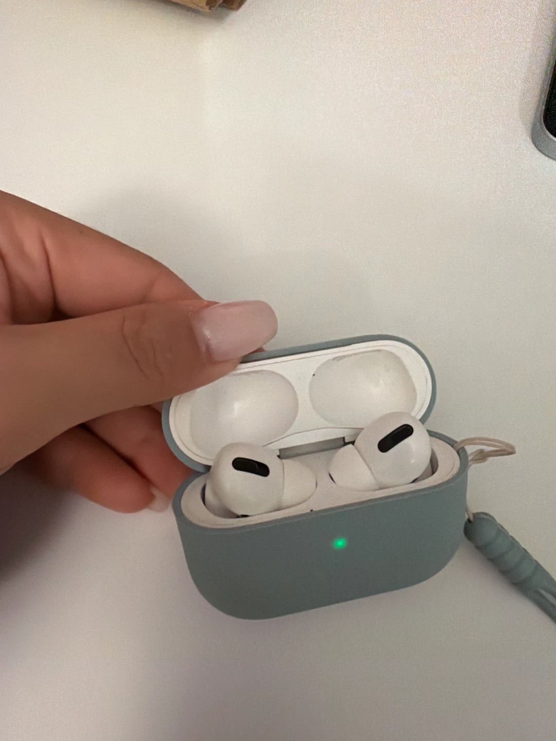 Apple AirPods Pro - photo 2