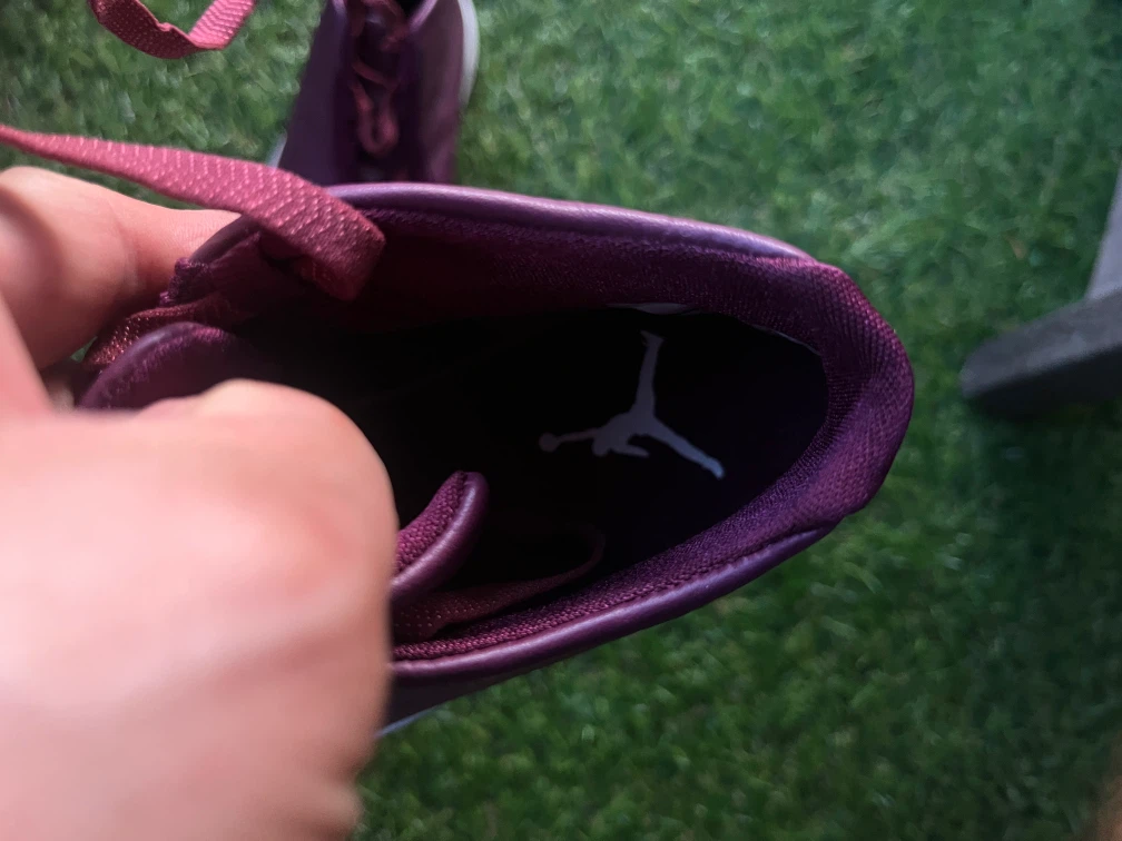 Jordan 11 Retro Bordeaux Sneakers - photo 2