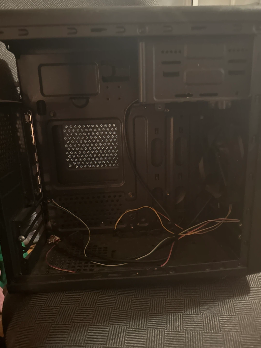 Gigabyte Aorus Computer Case - photo 3