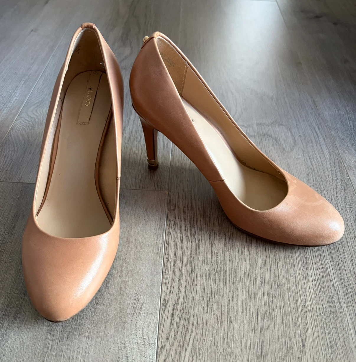 Neutral Heels w Gold Accent 37 / 6.5