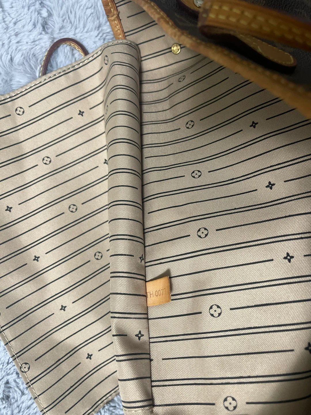 Louis Vuitton Neverfull Tote Bag - photo 4