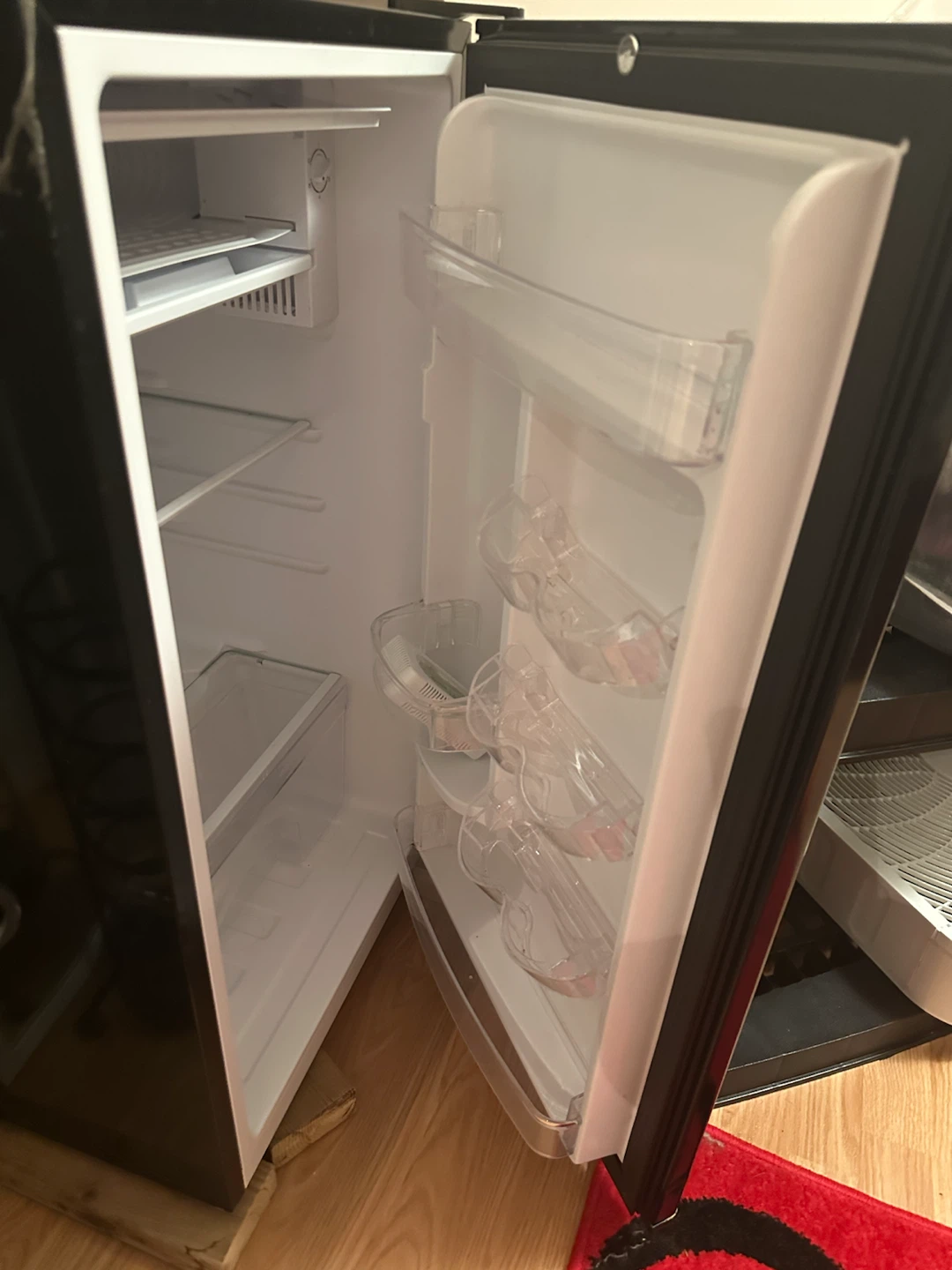 Hamilton Beach Mini Fridge - photo 3
