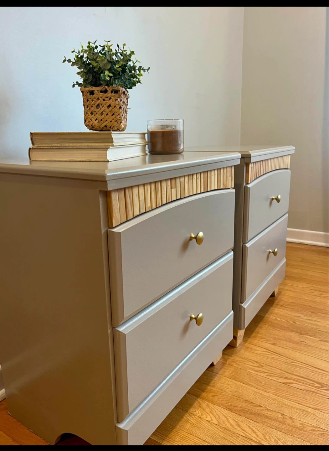 Set of two refinished greige nightstands - photo 2