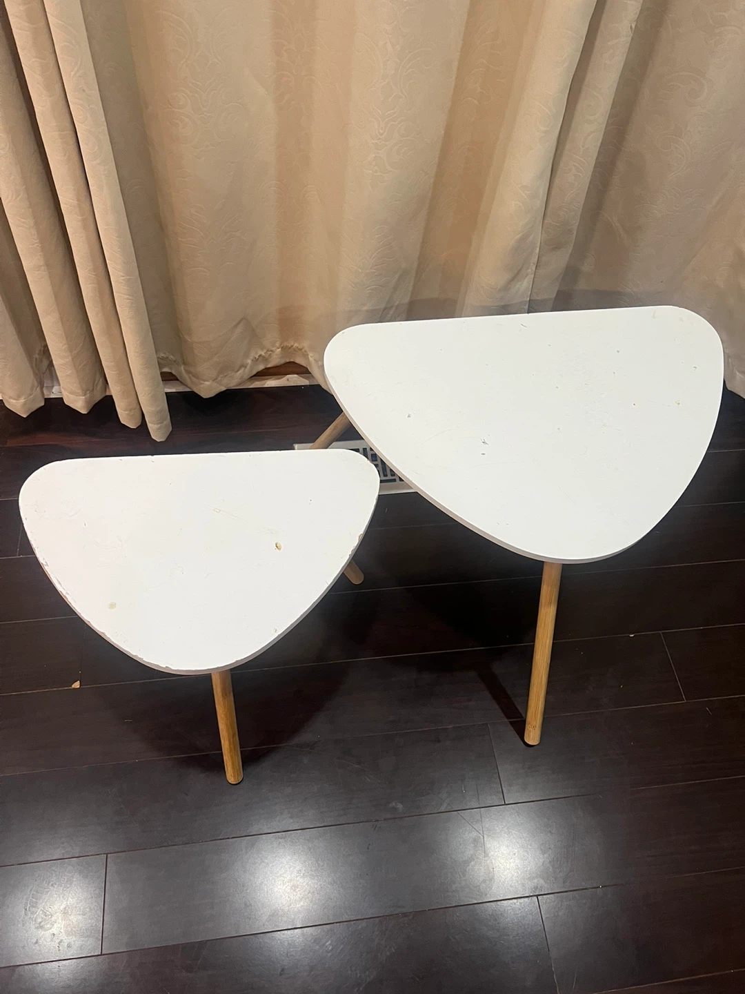 Set of Two White Triangle Side Tables - photo 3