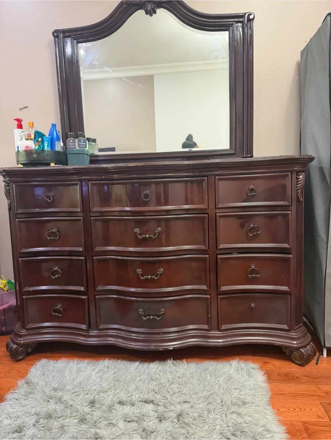 (Urgent moving Sale)Traditional Bedroom Dresser with Mirror