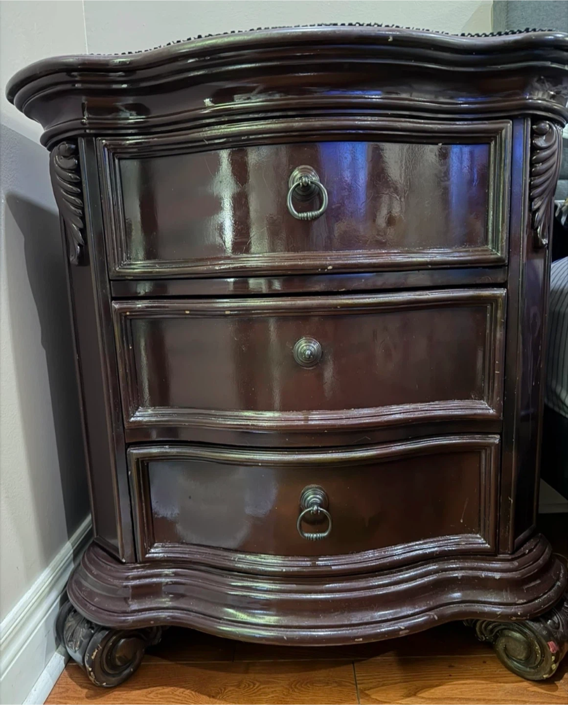 (Urgent moving Sale)Traditional Bedroom Dresser with Mirror - photo 3