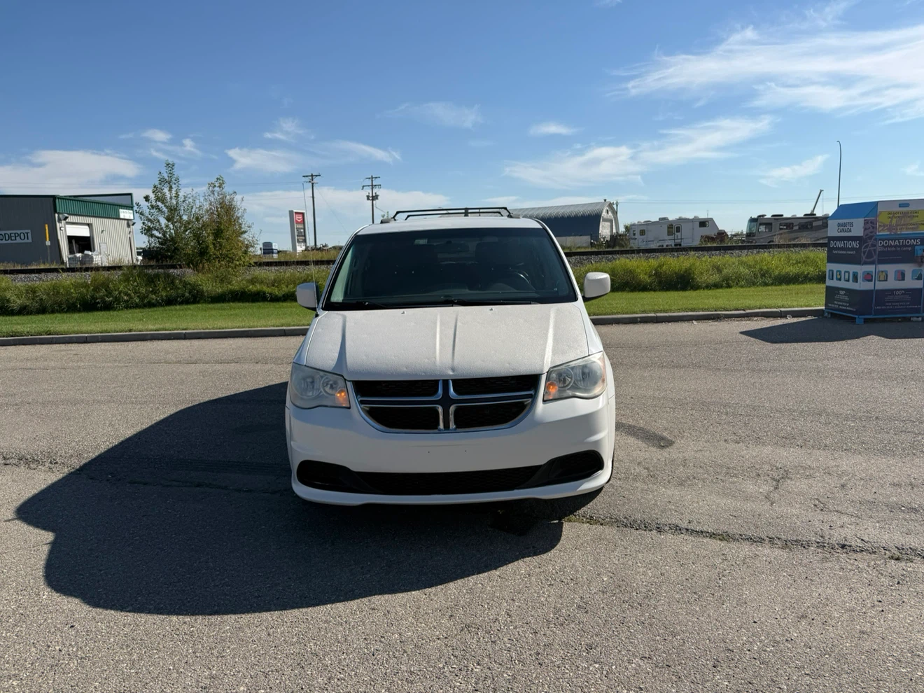 Chrysler Town and Country Minivan - photo 2