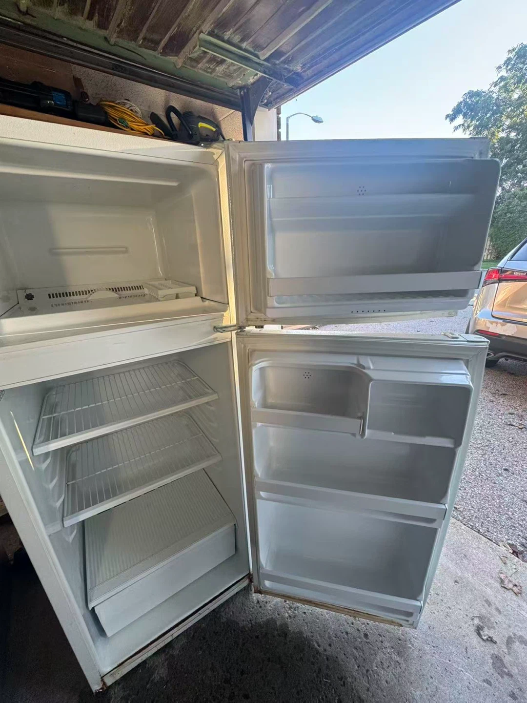Good condition Frigidaire 23’ fridge $250 - photo 3