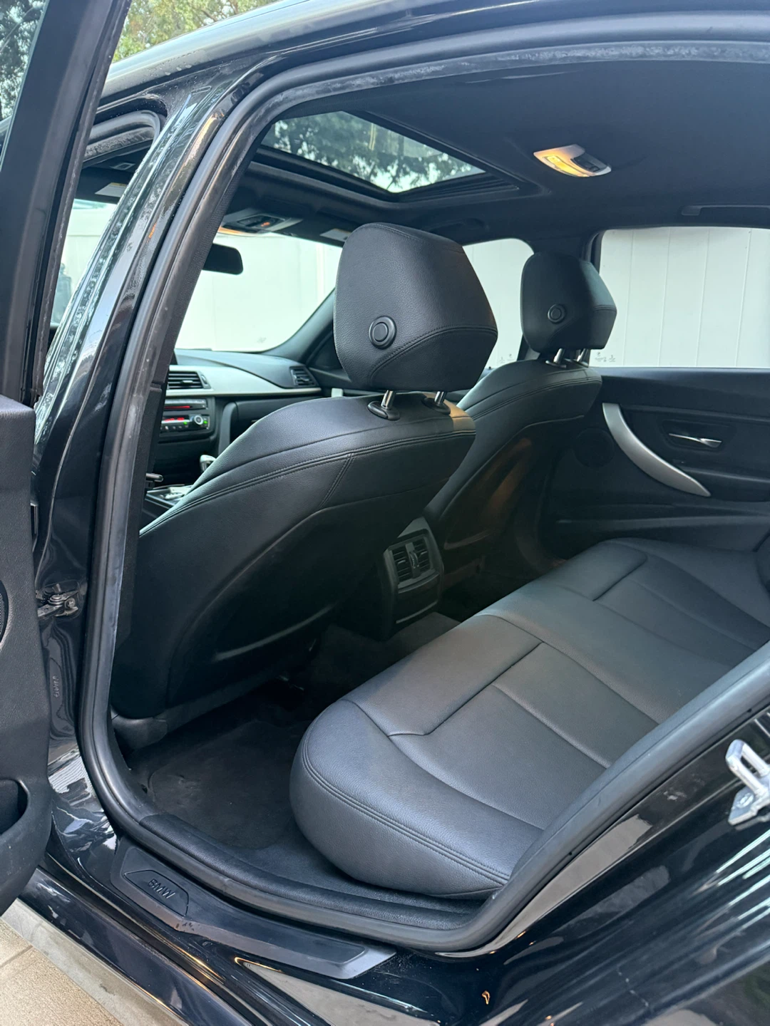 215 BMW 3 Series 320i xdrive sport pkg - photo 4