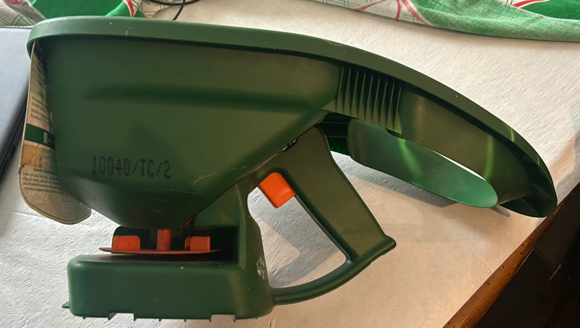 Scotts Handy Green II Hand-Held Spreader - photo 3