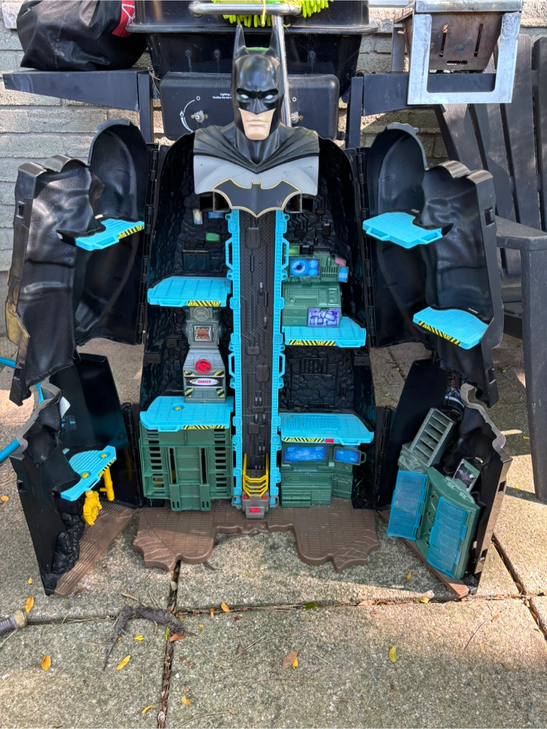 Batman Transforming Batcave Playset - photo 2