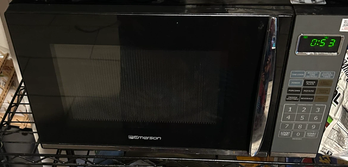 Emerson 1100 Watt Microwave - photo 2