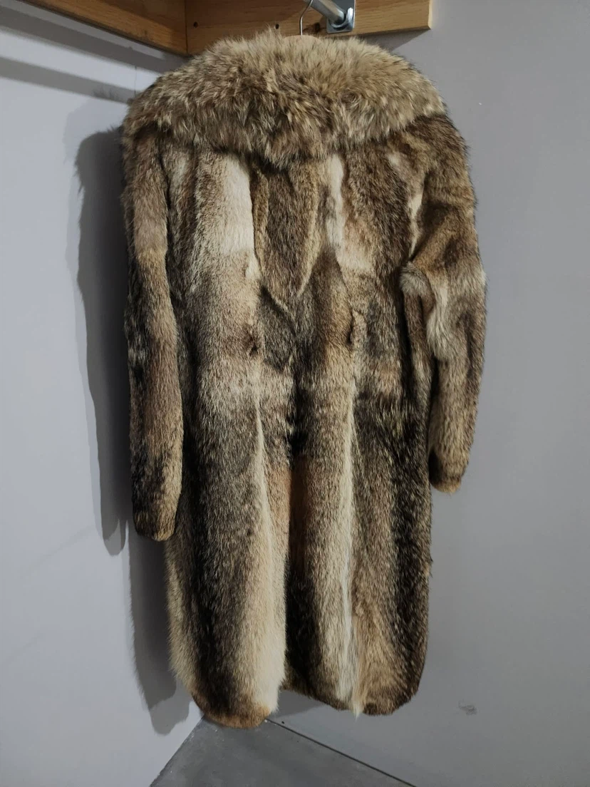 Vintage Real Coyote Fur Coat - Size Medium (Excellent Condition) - photo 2