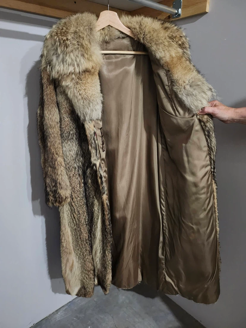 Vintage Real Coyote Fur Coat - Size Medium (Excellent Condition) - photo 3