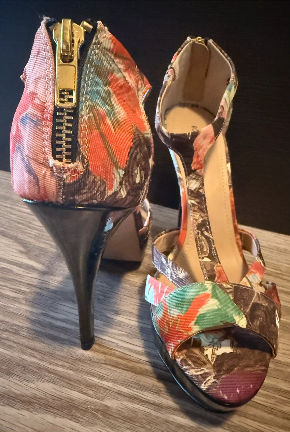 BRAND NEW • ROBERTO VIANNI Floral Patent Leather Heels - photo 2