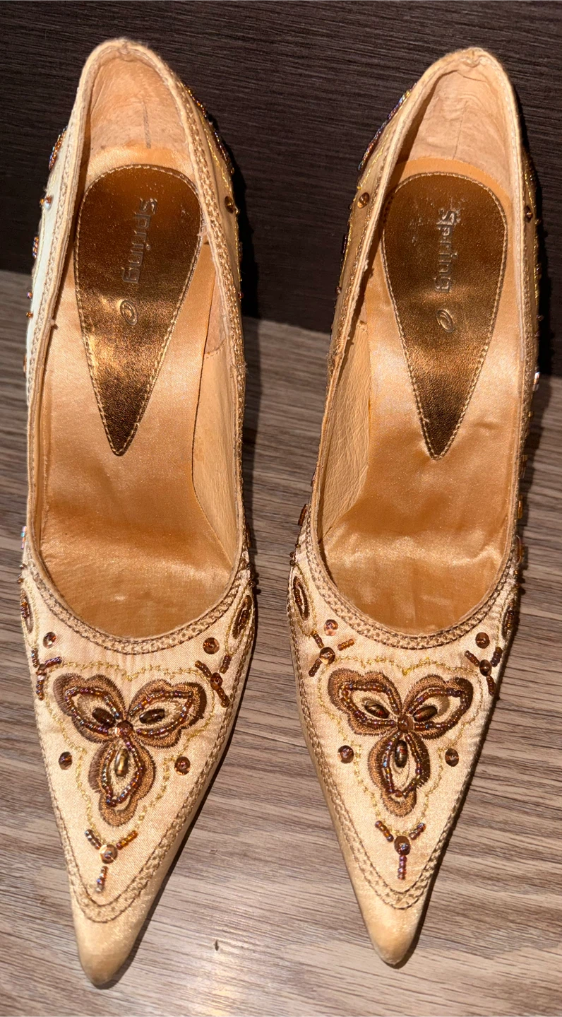 Gently Used • SPRING Embroidered Heels