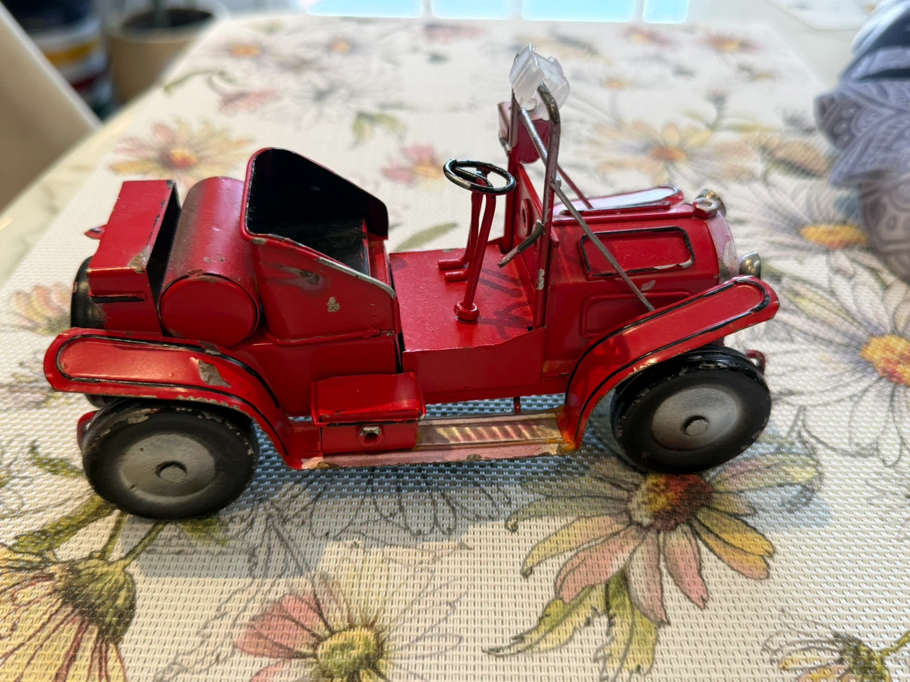Casa Loma Red Vintage-Style Metal Car Model