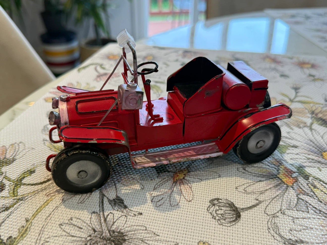 Casa Loma Red Vintage-Style Metal Car Model - photo 2