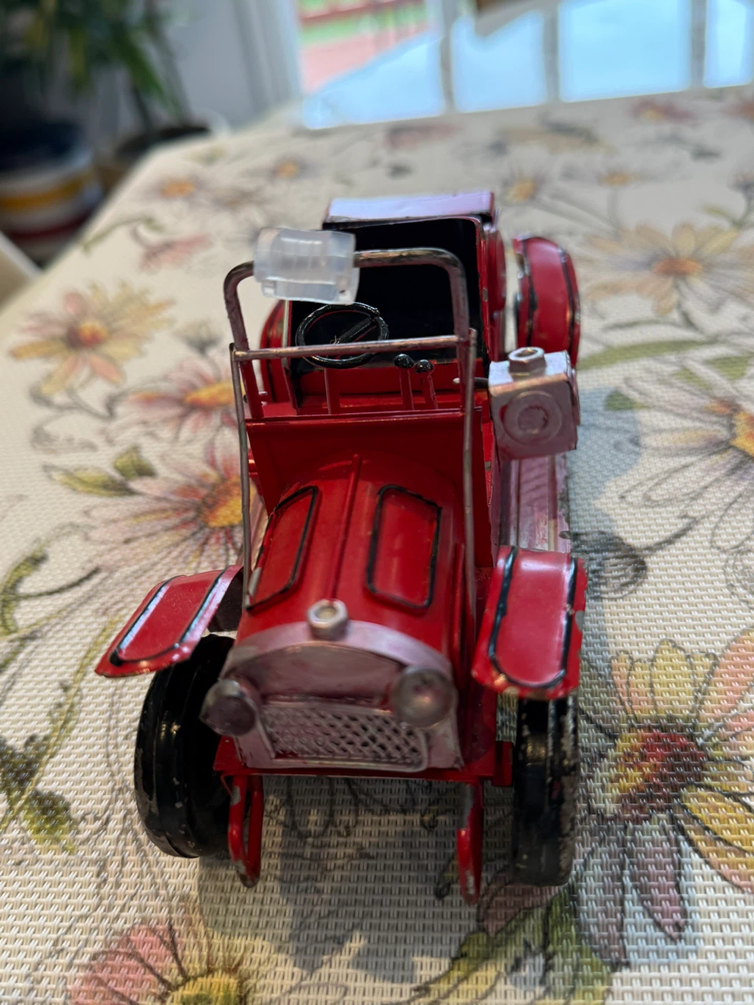 Casa Loma Red Vintage-Style Metal Car Model - photo 3