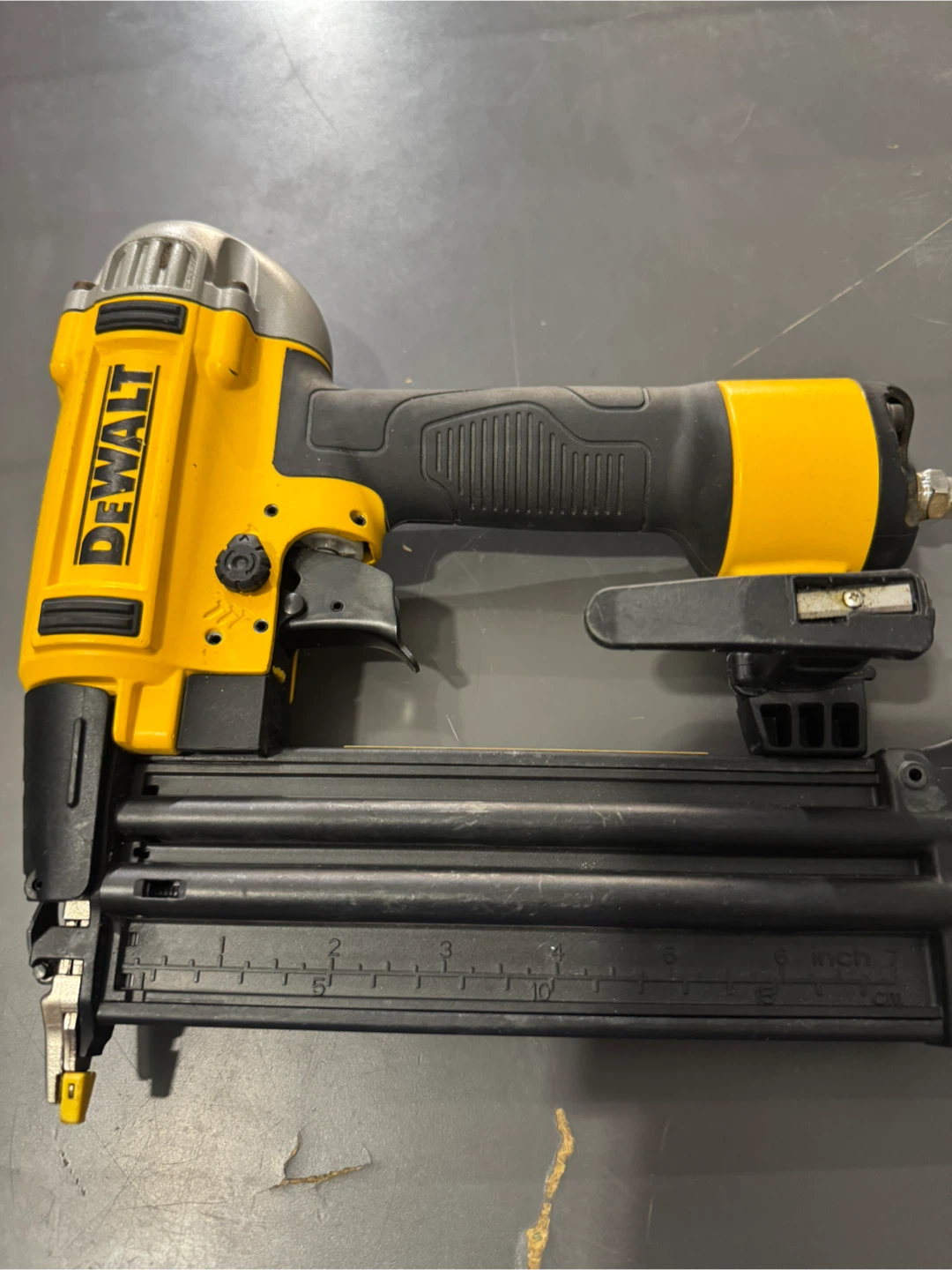 DeWalt DWFP12233 18 Gauge Brad Nailer
