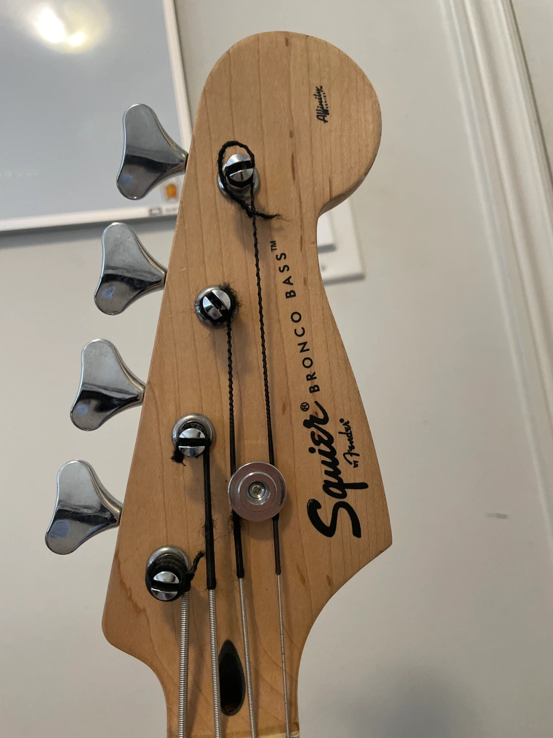 Squier Bass Guitar & Case w/ FREE guitar course book - photo 4