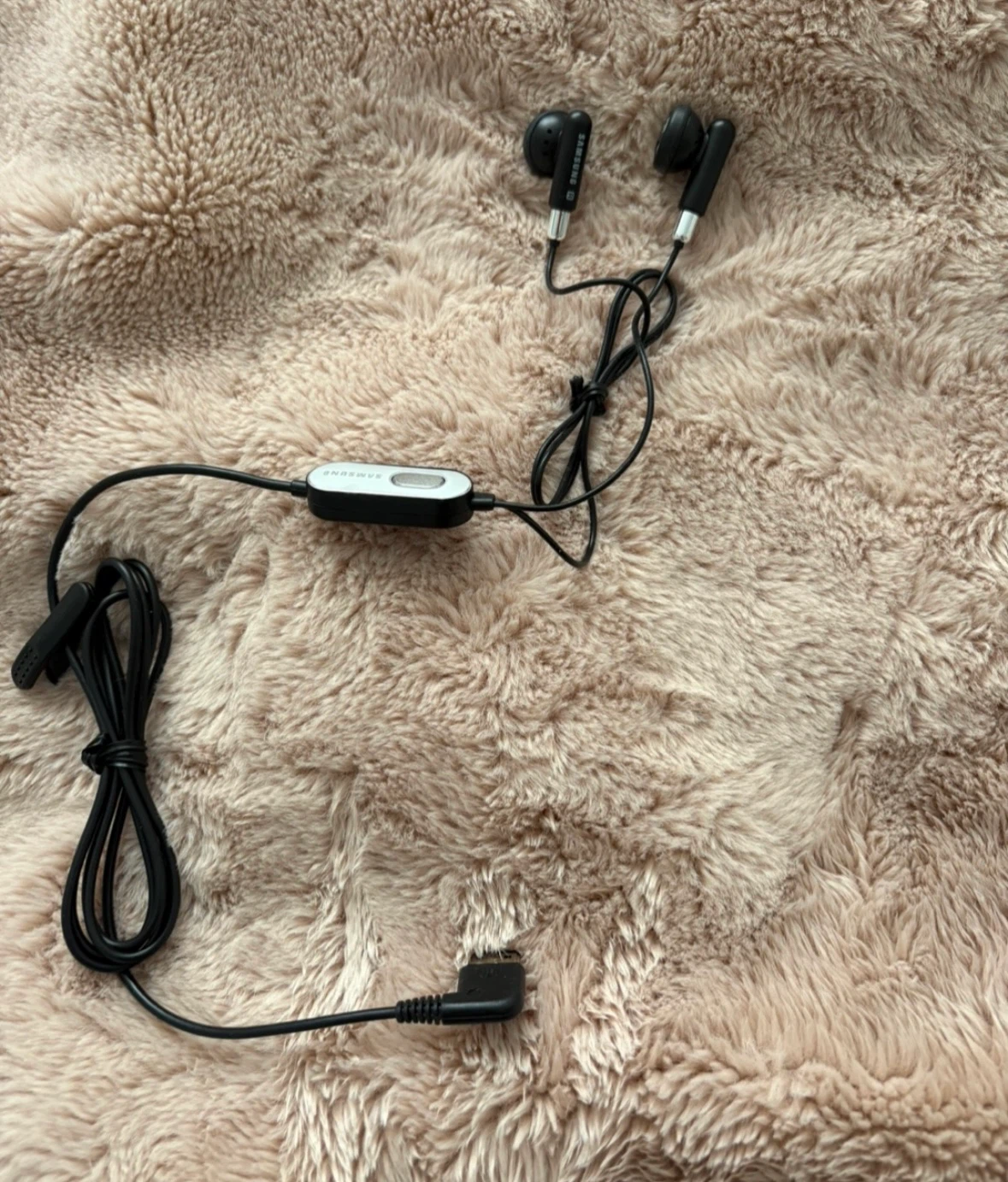 Samsung headset (Never used) (Giving away for Free)
