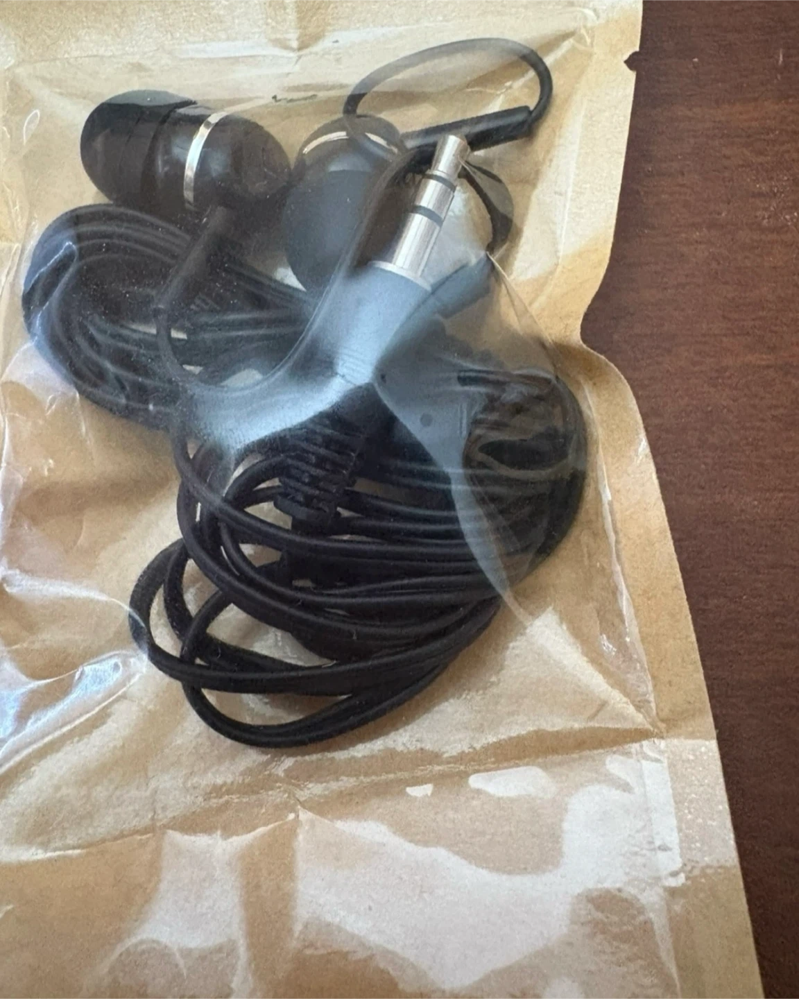 Wired headphones (Never used)(Giving away for Free) - photo 2