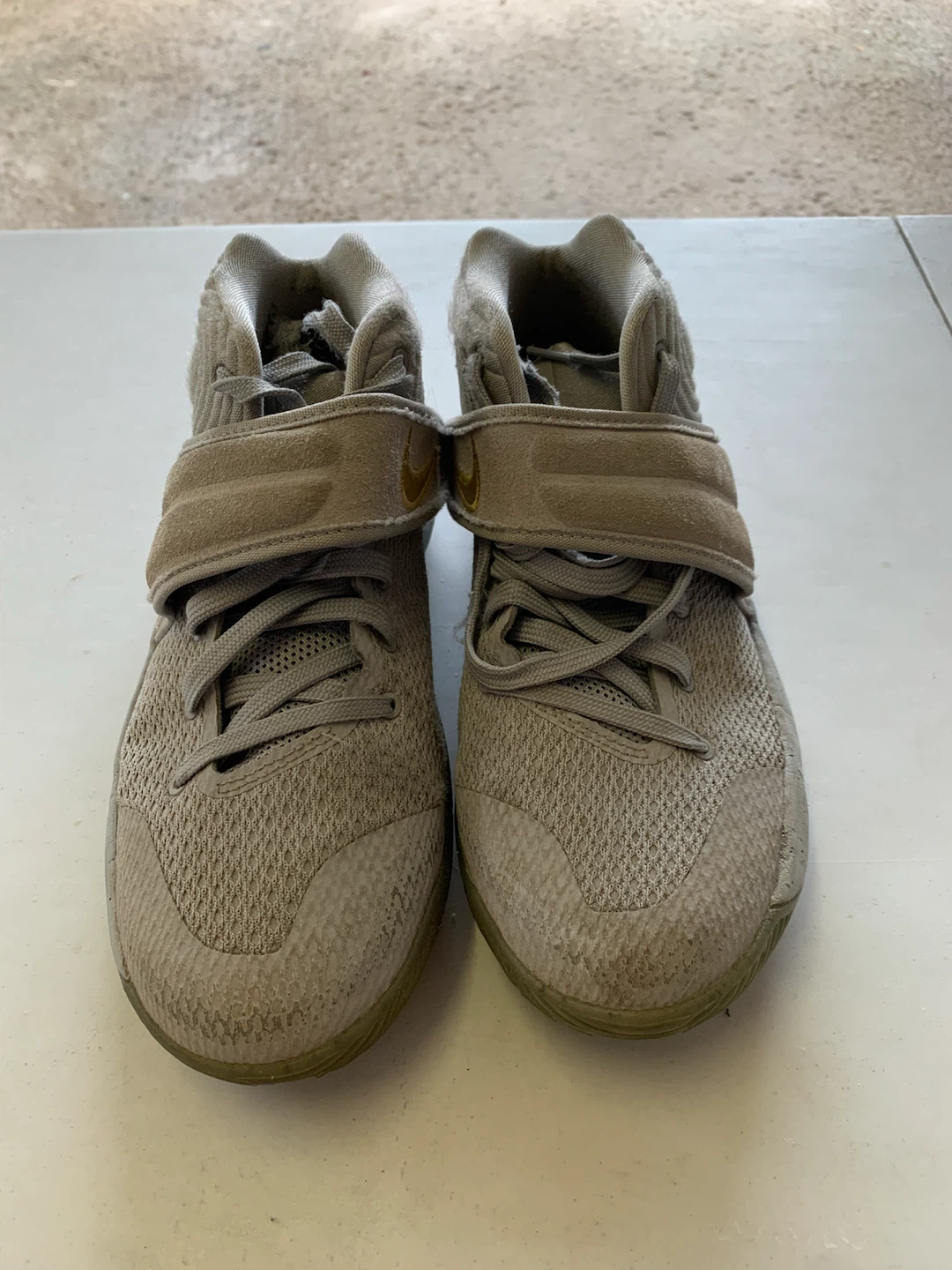 Nike Kyrie Basketball Shoes Youth Size 5.5Y - photo 3