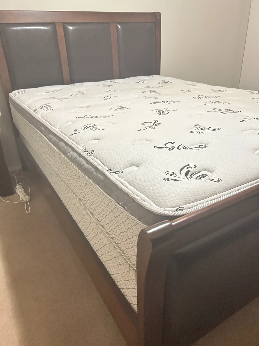 Bedroom furniture set
