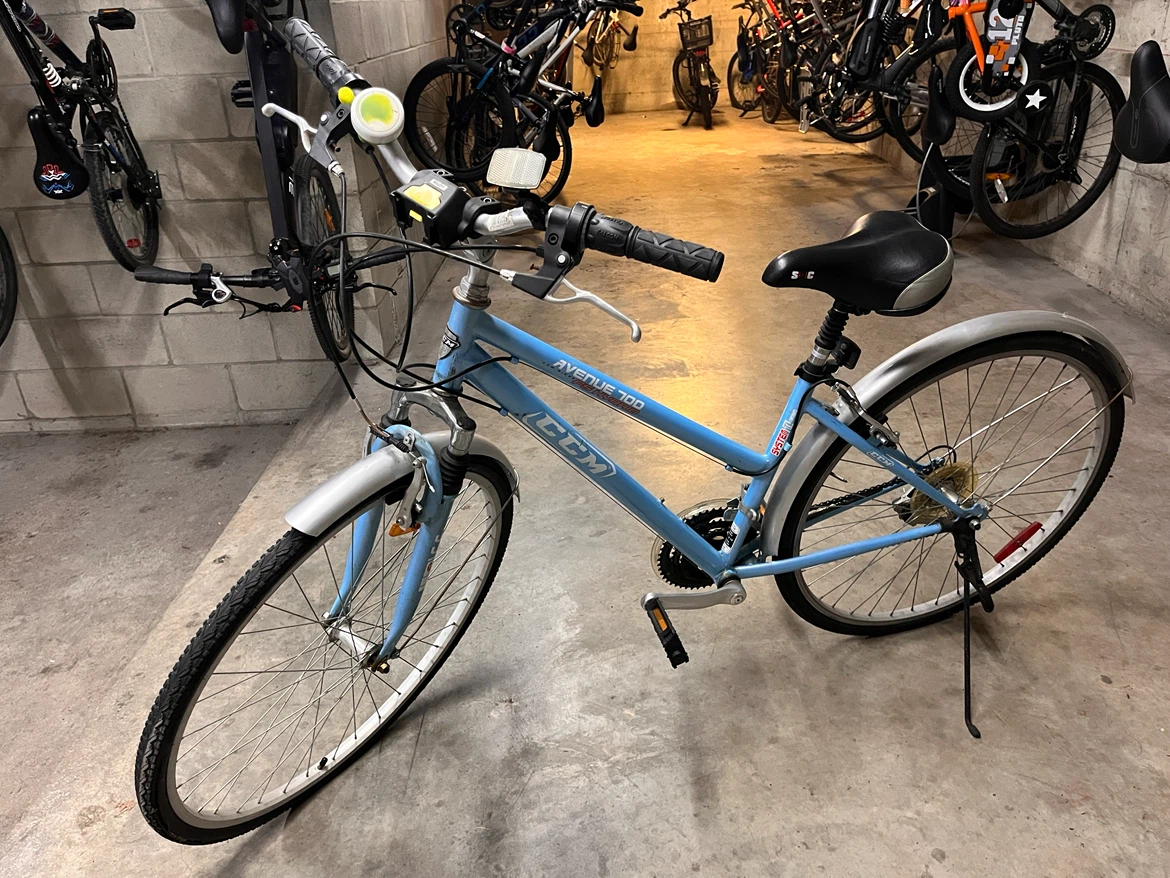 Comfort bike with helmet, basket, fenders and bell for $150 - photo 2