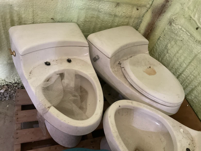 White one-piece toilets - photo 2