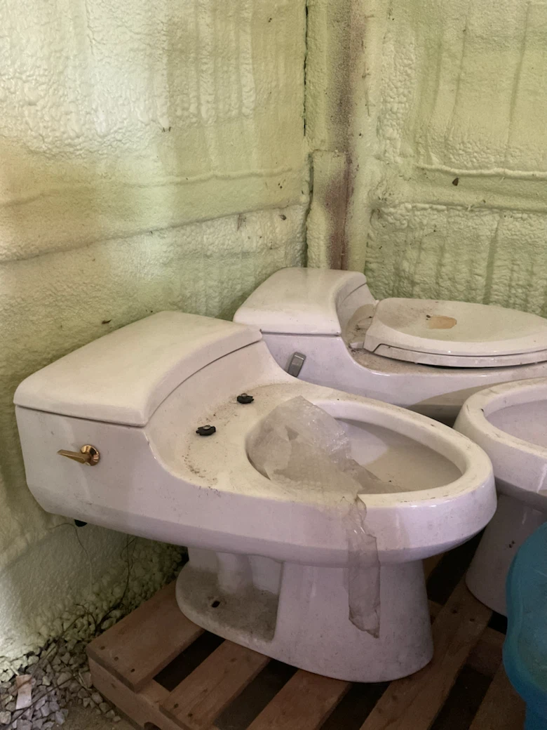 White one-piece toilets - photo 3