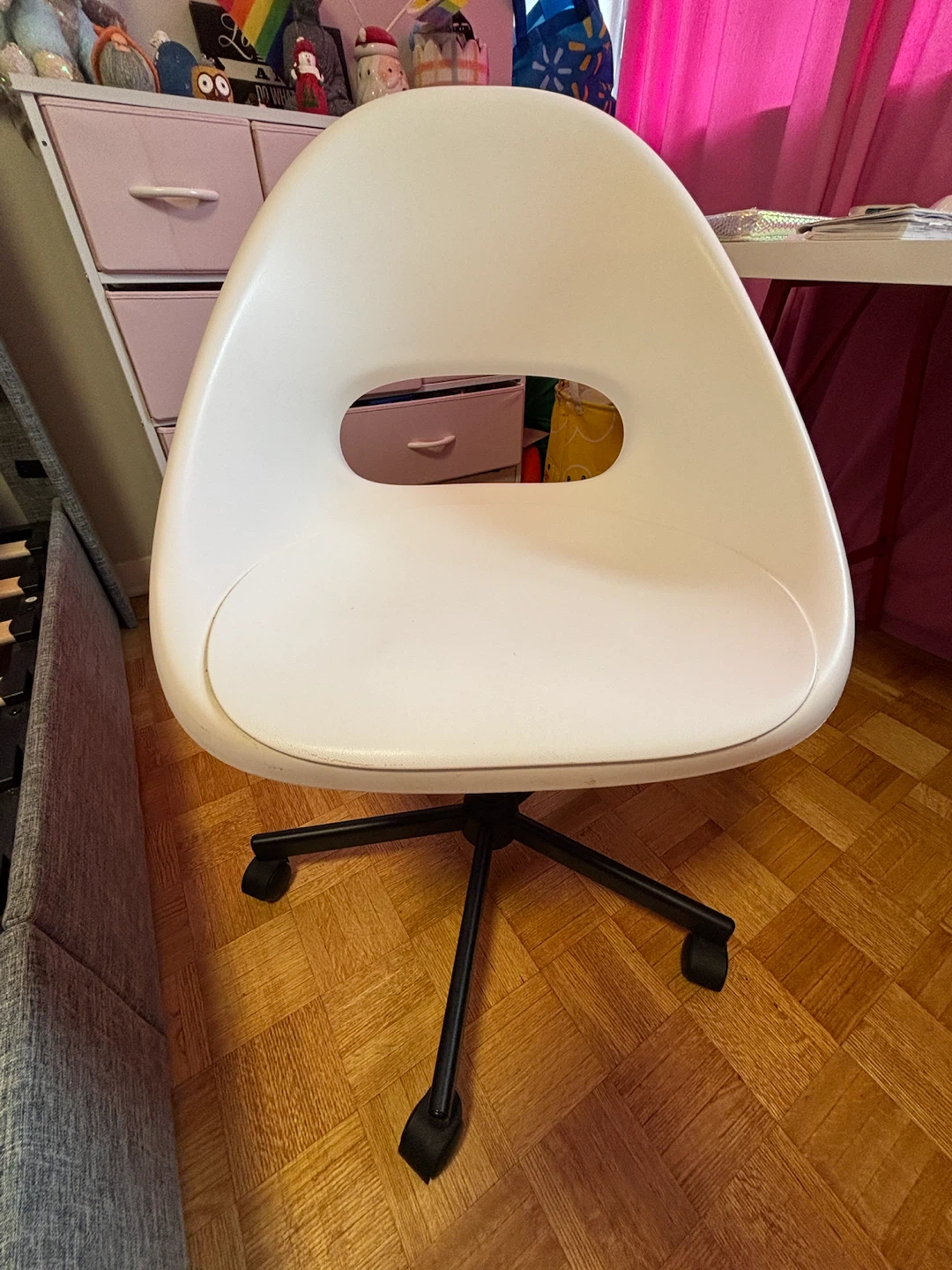 White Swivel Office Chair – Modern Design