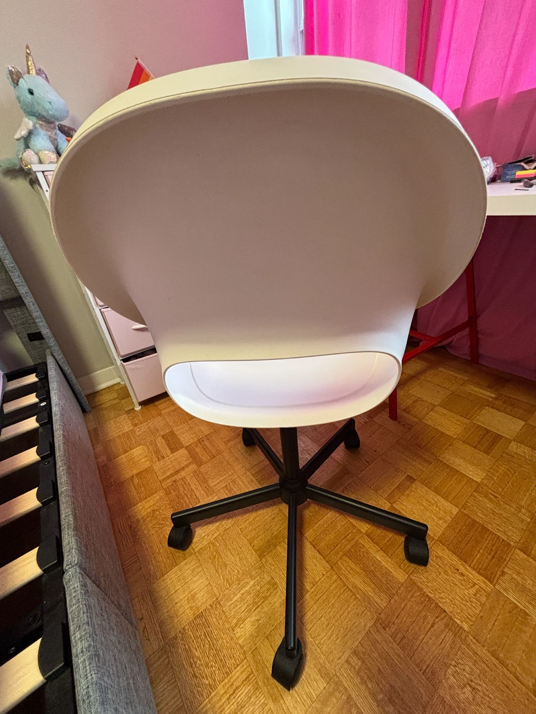 White Swivel Office Chair – Modern Design - photo 2