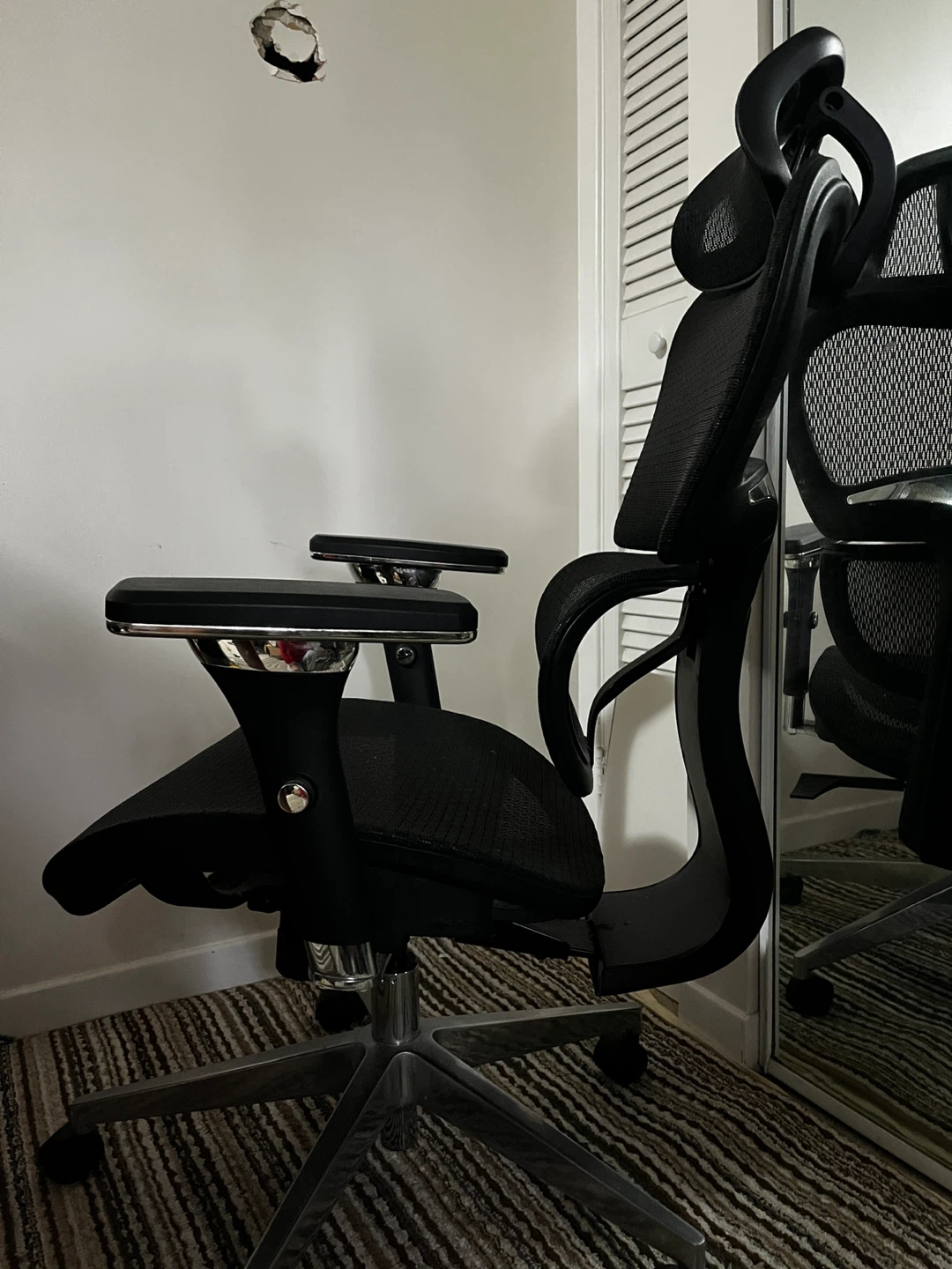 Ergonomic Mesh Office Chair with Headrest – Like New - photo 2