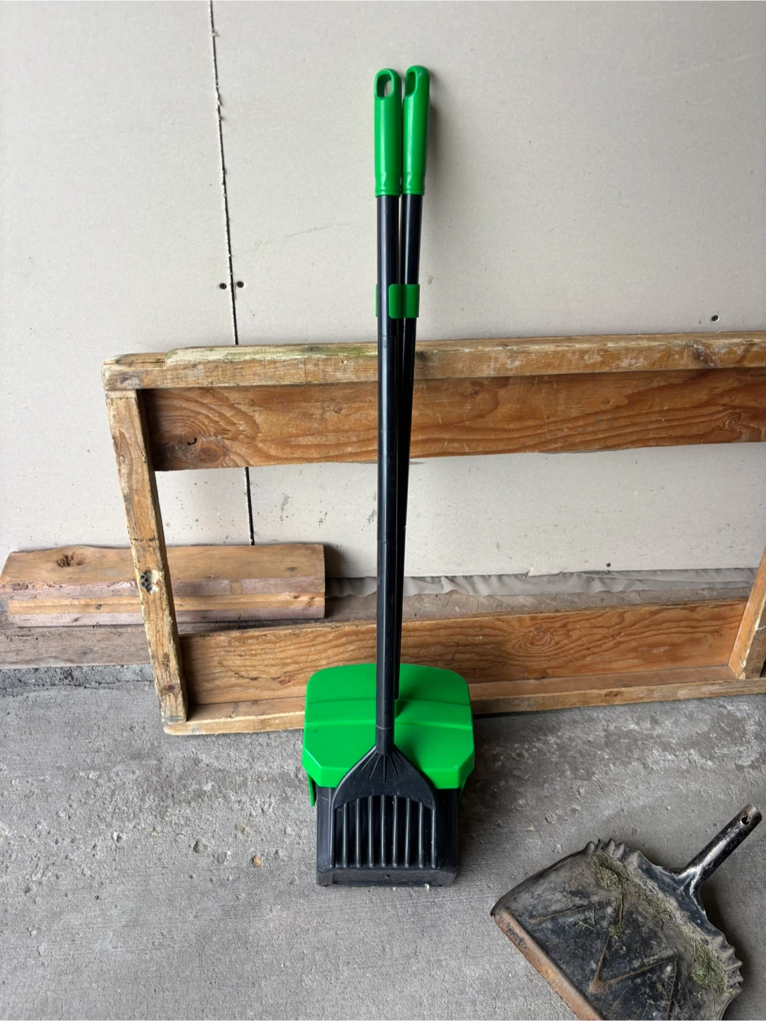 Long-Handled Pet Waste Scooper
