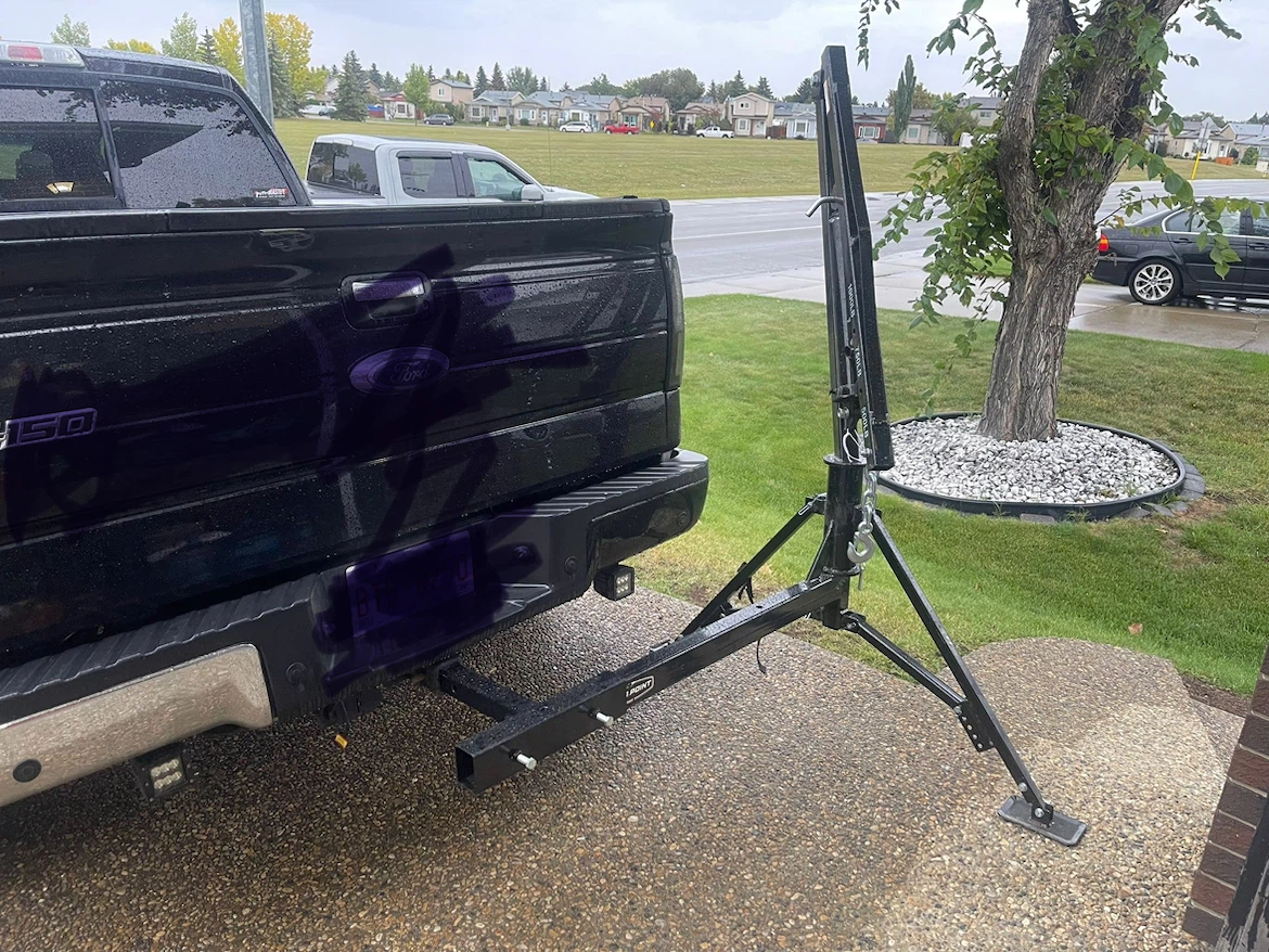 Truck hitch game hoist
