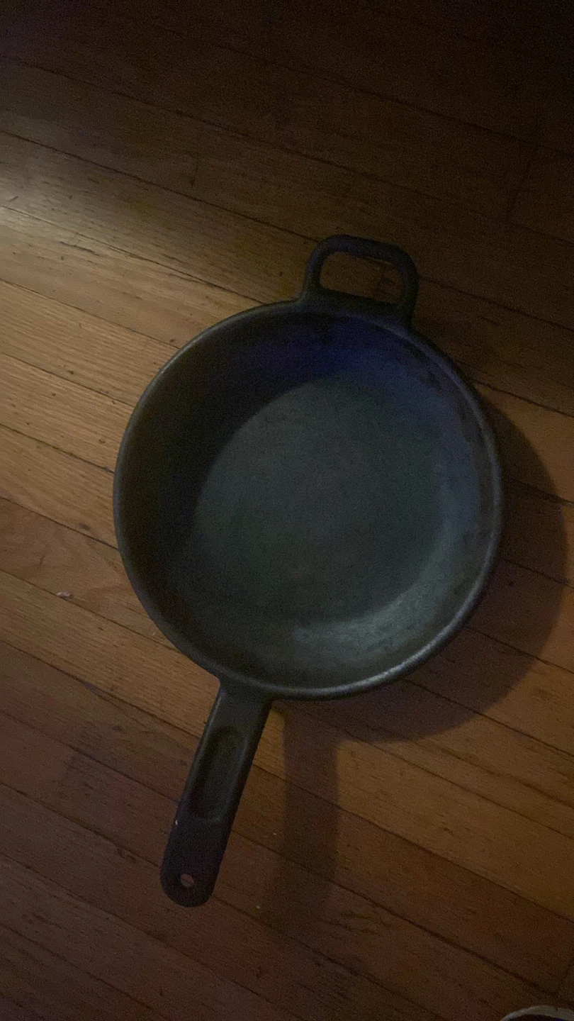 Cast iron skillet with dual handle