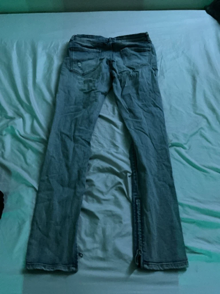 Light wash distressed skinny jeans - photo 2