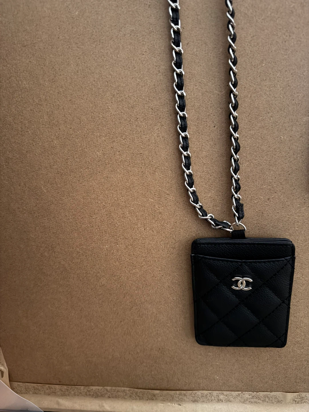 Chanel quilted card holder with chain - photo 2